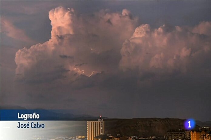 Cumulonimbos y rayos Logroño.TVE1.Meteosojuela1308 tve1 ins Cumulonimbos y rayos Logroño.TVE1.Meteosojuela1308 tve1 ins