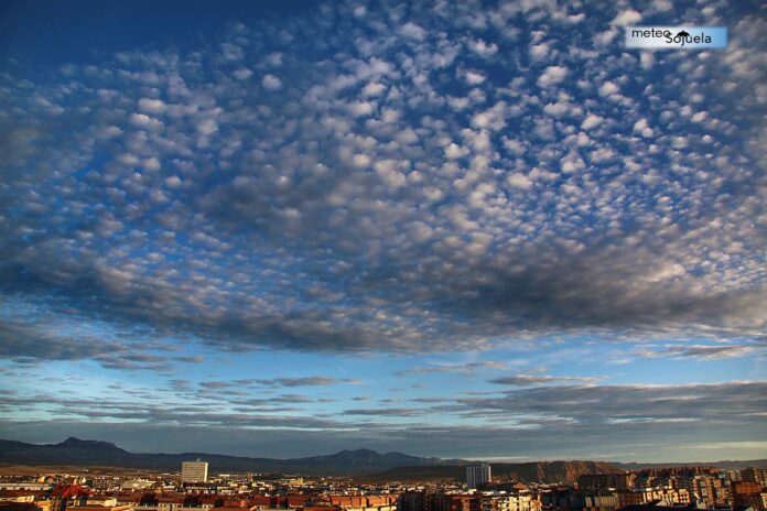 Nubes . Altocumulus Stratiformis. Meteosojuela Nubes . Altocumulus Stratiformis. Meteosojuela