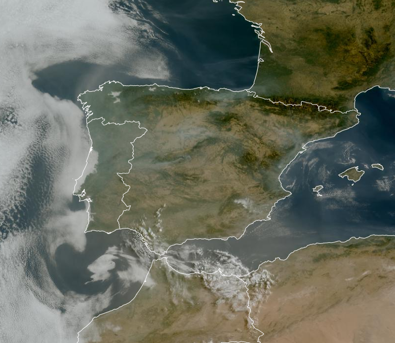 Imagen de satélite. Cielos despejados con cielos velado por el humo de los incendios
