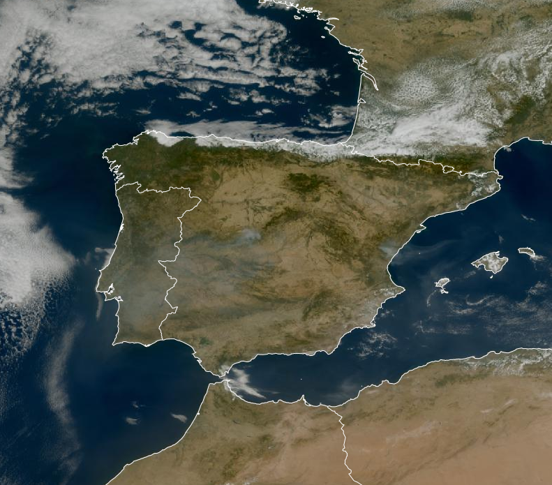 Imagen de satélite. Nubes bajas en el Norte y humo de los incendios
