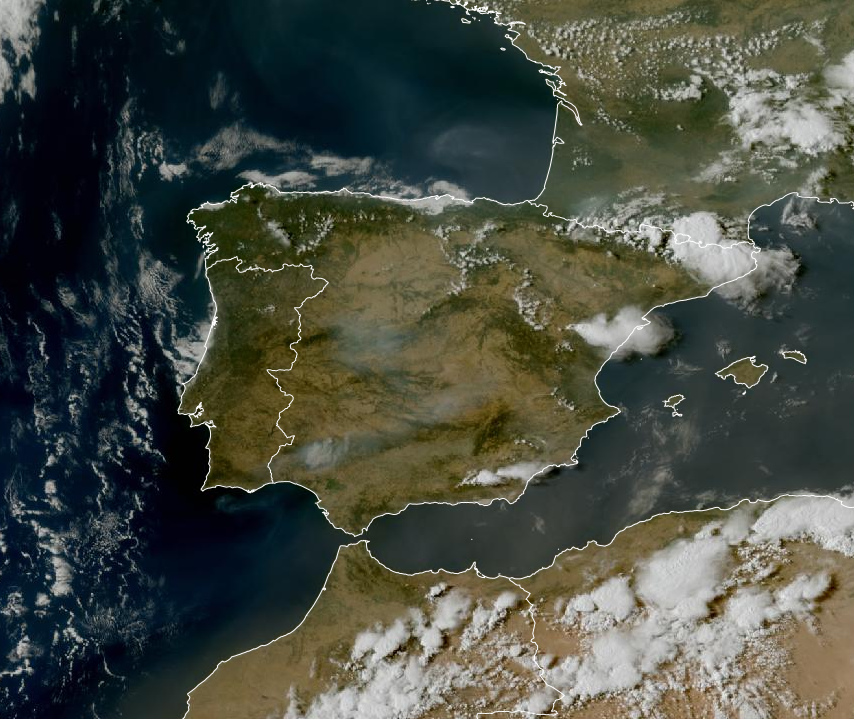 Imagen de satélite. Humo, nubes de evolución y tormentas en el Este
